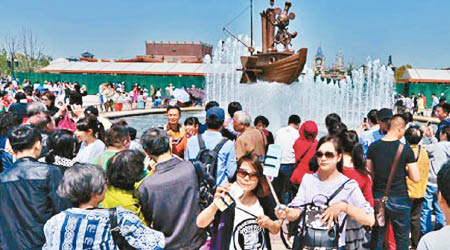 大批遊客到上海迪士尼樂園外圍遊玩。（互聯網圖片）