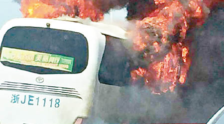 杭州灣跨海大橋有旅遊巴被大火吞噬。（互聯網圖片）