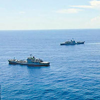 潛艇與水面艦艇展開潛艇救援拖帶訓練。（互聯網圖片）