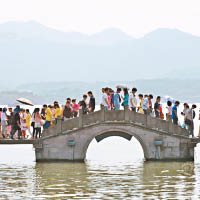 杭州西湖旅點人山人海。（互聯網圖片）