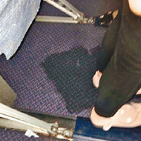 女童小便後機艙地氈留下尿漬。