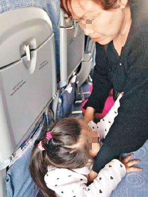 疑是女童祖母的婦人讓女童在機艙內小便。（互聯網圖片）