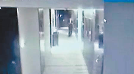 閉路電視畫面顯示，一名男子走進事發房間。（電視畫面）