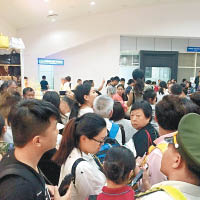 遊客聲討越南邊檢人員。（互聯網圖片）