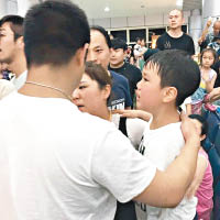 被越南邊檢人員扣下護照的中國小孩。（互聯網圖片）