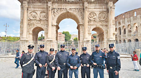 中意兩國警員在君士坦丁凱旋門合照。（互聯網圖片）