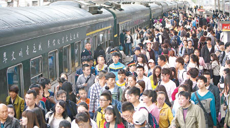 山西太原火車站迫爆返程乘客。（中新社圖片）