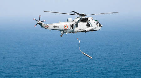 印度海軍「海王」直升機不時進行反潛演練。（互聯網圖片）