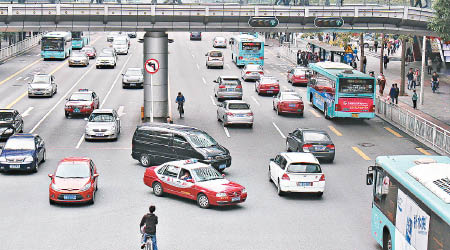 逾三千個有案底的專車司機在深圳駕車行駛。（資料圖片）