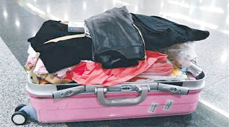 兩對夫婦行李箱被發現羽絨外套及皮褲，有非法滯留嫌疑。