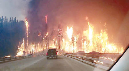 加拿大的山火蔓延至高速公路。（互聯網圖片）