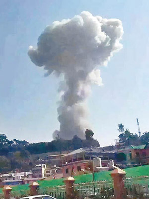 照片顯示爆炸後出現蘑菇雲。（互聯網圖片）