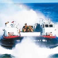 半潛船有助提高海軍重型裝備的投送能力。