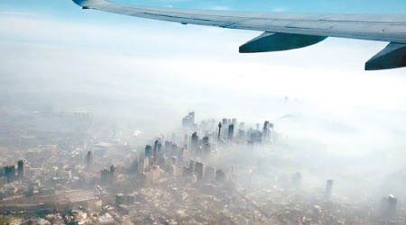 濃煙吹至悉尼市一帶，令市內煙霾嚴重。（互聯網圖片）