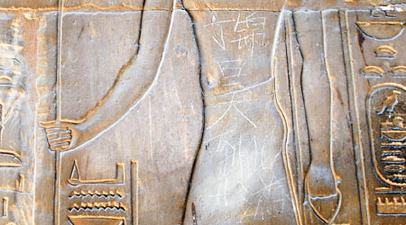 樂蜀神殿浮雕曾遭內地遊客刻字。（資料圖片）