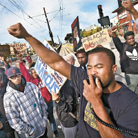 黑人運動示威者高舉拳頭。