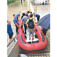 深圳當局出動橡皮艇運送上班的民眾。