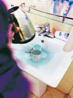 員工用潔廁液清洗水壺及茶杯。（互聯網圖片）