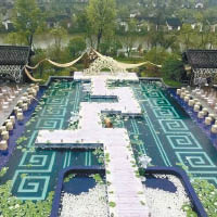 婚宴舞台設在水池上。（互聯網圖片）