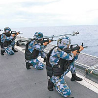 合肥艦特戰隊員進行對海實彈射擊訓練。