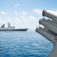 導彈護衞艦三亞號調整航向準備實彈射擊訓練。