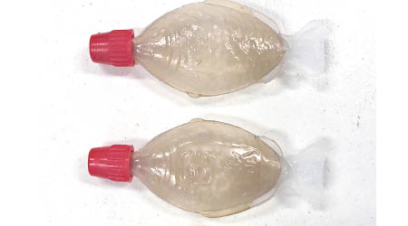 有毒販將羥基丁酸放入日式魚形豉油瓶出售。（互聯網圖片）