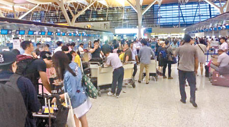 上海浦東機場不時有旅客因航班延誤而滯留。