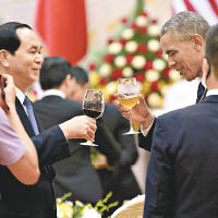 陳大光（左）向奧巴馬祝酒。