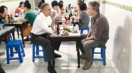 奧巴馬（左）與波登（右）在平民食店用餐飲啤酒。（互聯網圖片）