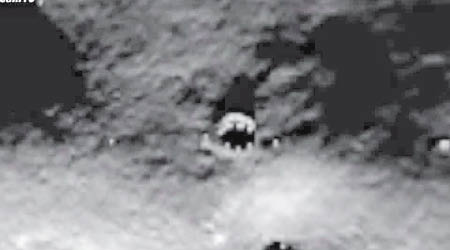Google衞星圖顯示在月球的一處坑洞有疑似柱子的物體。（互聯網黑白圖片）
