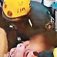 消防員將昏迷女子救出送院。（電視畫面）