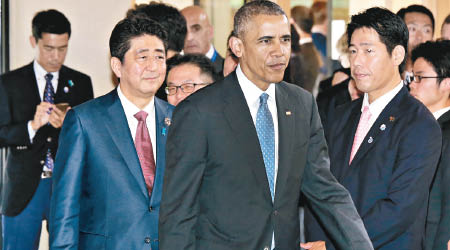 安倍（左）是峰會的東道主，親自迎接奧巴馬（右）到場。