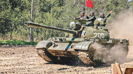 中國遊客喜愛試駕坦克。（互聯網圖片）