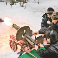 軍事遊節目包括試射機槍。