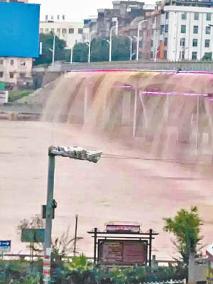廣西玉林容縣嚴重水浸，洪水由橋上湧下如同「瀑布」。（互聯網圖片）