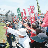姦殺案重燃沖繩的反美情緒，連日來當地美軍基地外有沖繩人示威。