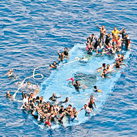 5月26日<br>一艘難民船翻沉後，難民揮手求救。