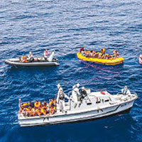 救援人員利用駁船，把難民送上意大利軍艦。