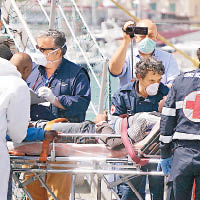 海難中有不少難民受傷。