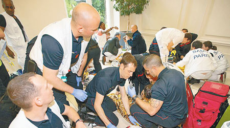 法國<br>救護人員在現場治理傷者。（巴黎消防圖片）