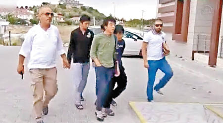 土耳其警方拘捕多名兩岸詐騙疑犯，部分人被押往警局。（互聯網圖片）