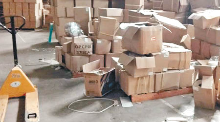 減肥膠囊隨意擺放，紙箱堆滿工場。（互聯網圖片）