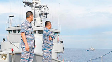 印尼海軍在艦上視察情況。（互聯網圖片）