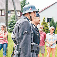 一名參加者身穿納粹軍服。（互聯網圖片）