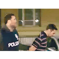 帕杜阿諾（右）被警方拘捕。（意大利警方圖片）