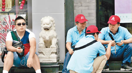北京市內出現的治安義工。（資料圖片）