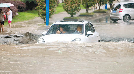 江西有車在水中「勇往直前」。（中新社圖片）