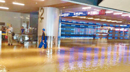 桃園機場內部嚴重水浸。（互聯網圖片）