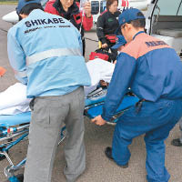 救援人員把大和放上擔架，送院治療。