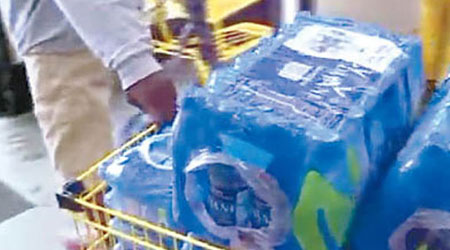 民眾紛紛搶購樽裝水。（互聯網圖片）